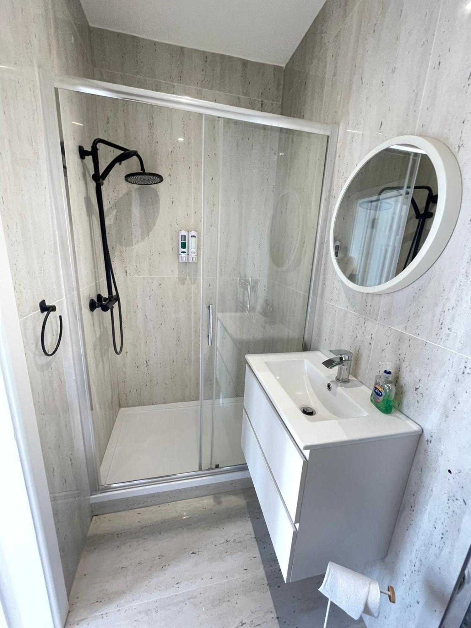 Comfortable Bay Window Stone Private Bathroom Edgware Extérieur photo