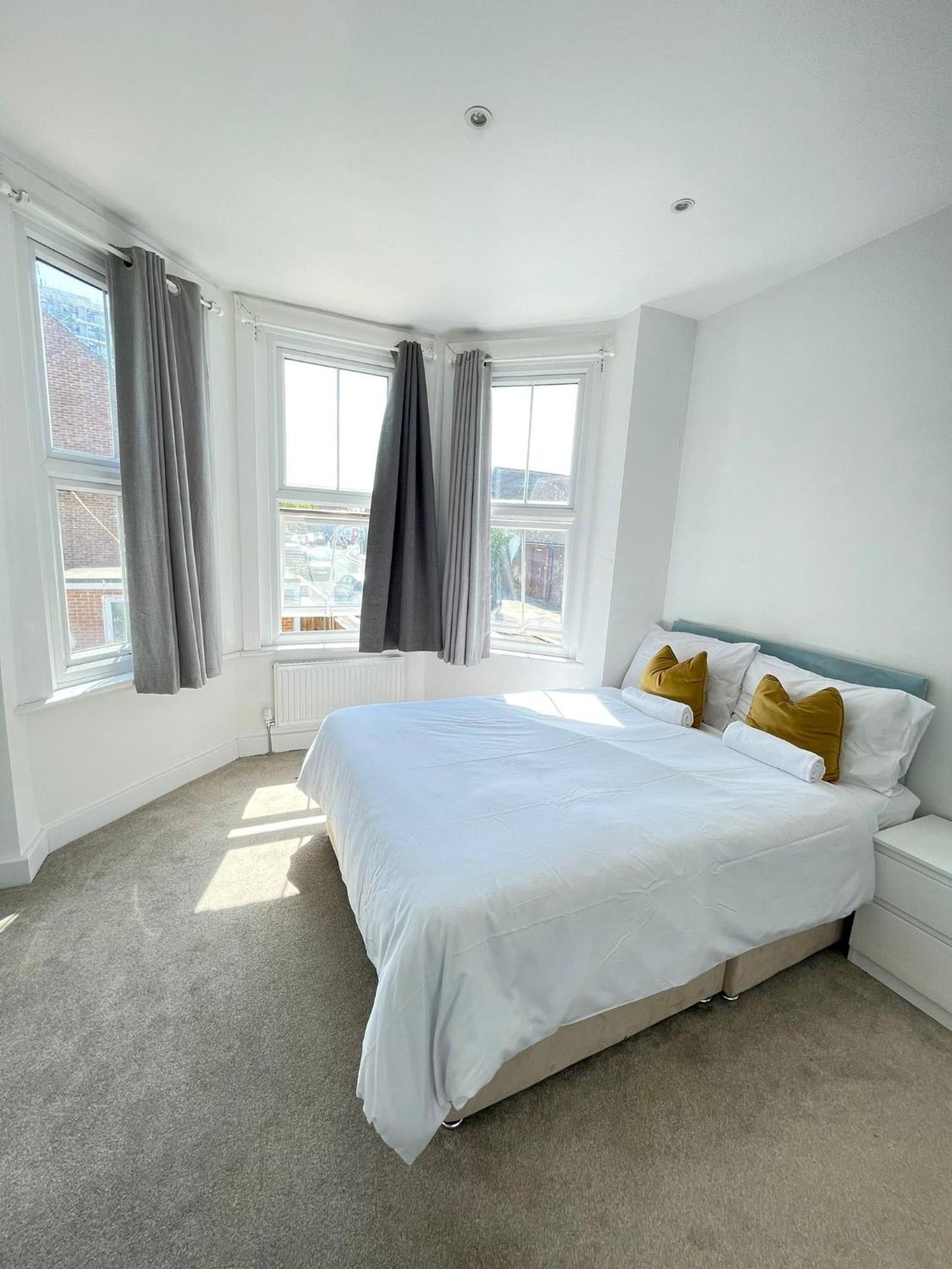 Comfortable Bay Window Stone Private Bathroom Edgware Extérieur photo