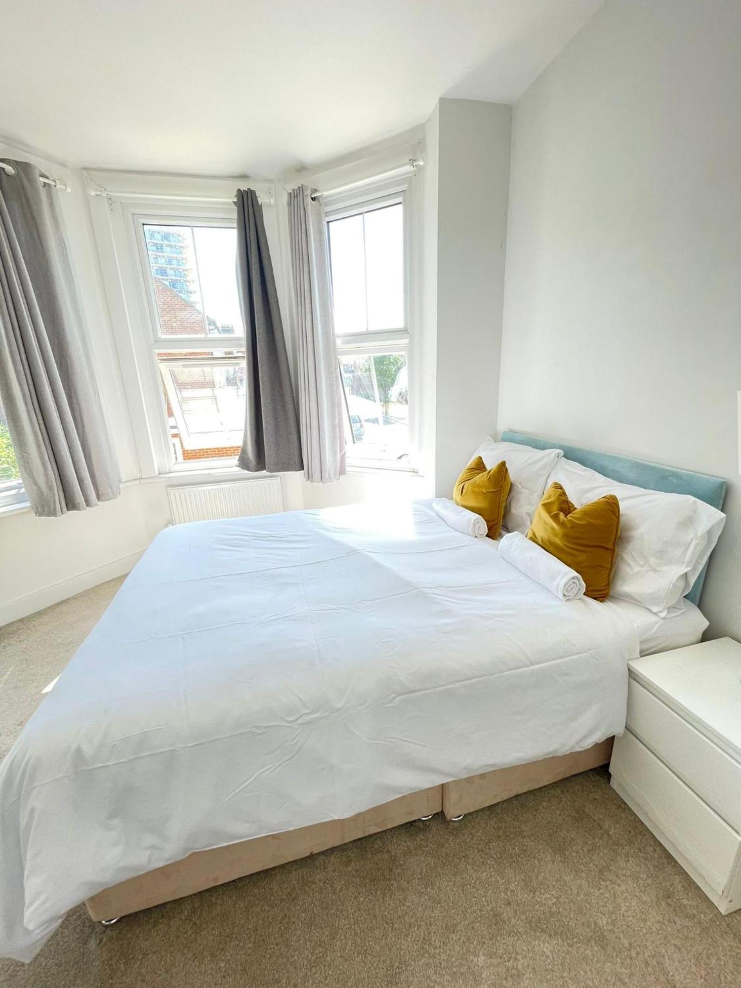 Comfortable Bay Window Stone Private Bathroom Edgware Extérieur photo