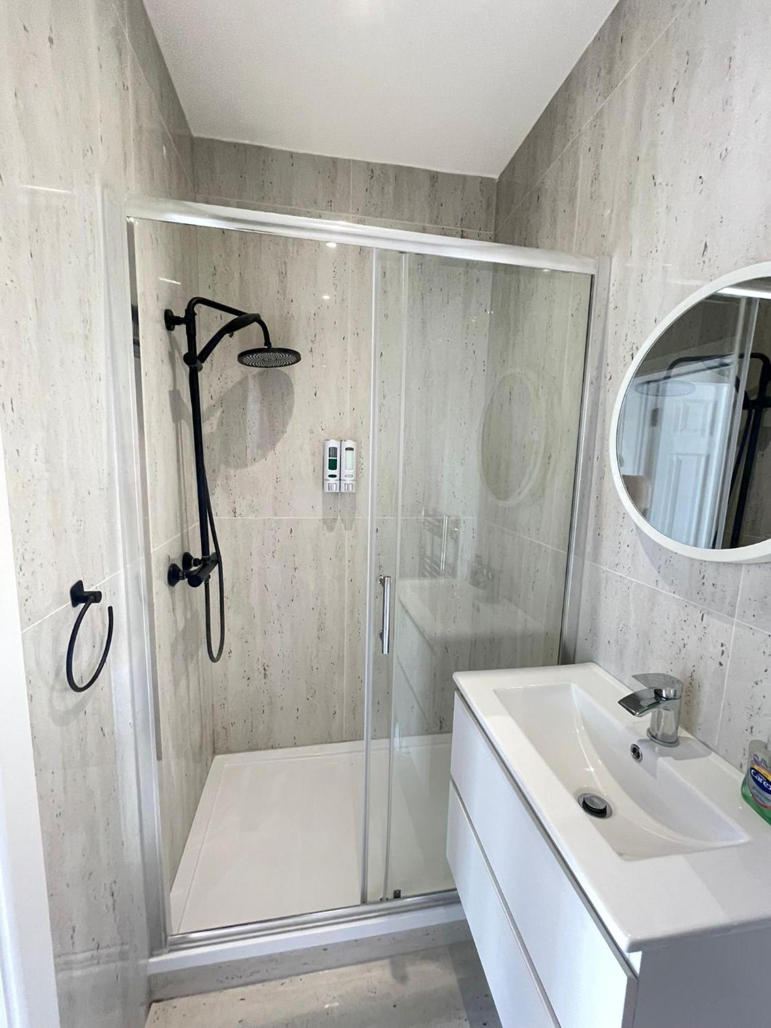 Comfortable Bay Window Stone Private Bathroom Edgware Extérieur photo
