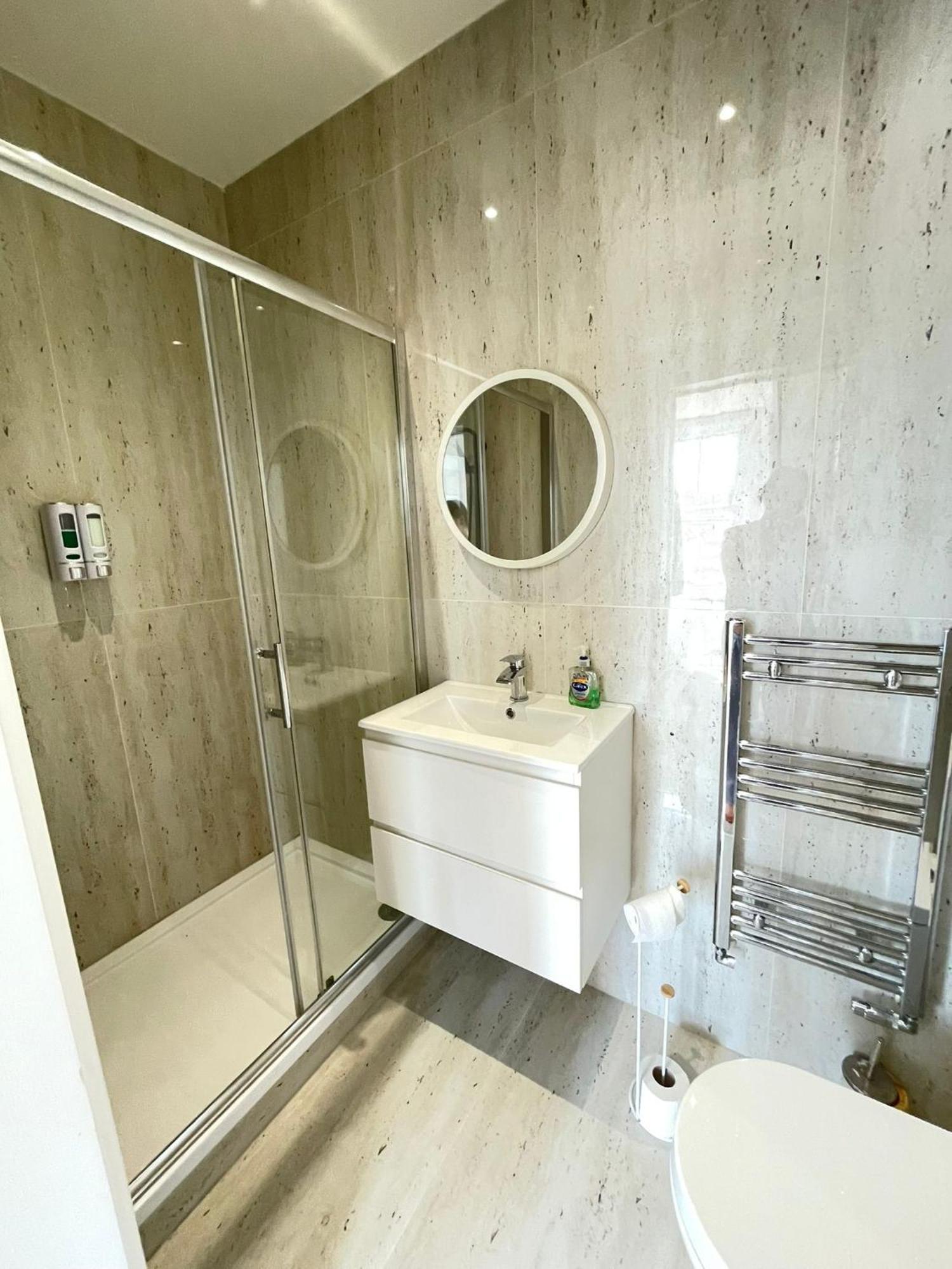 Comfortable Bay Window Stone Private Bathroom Edgware Extérieur photo
