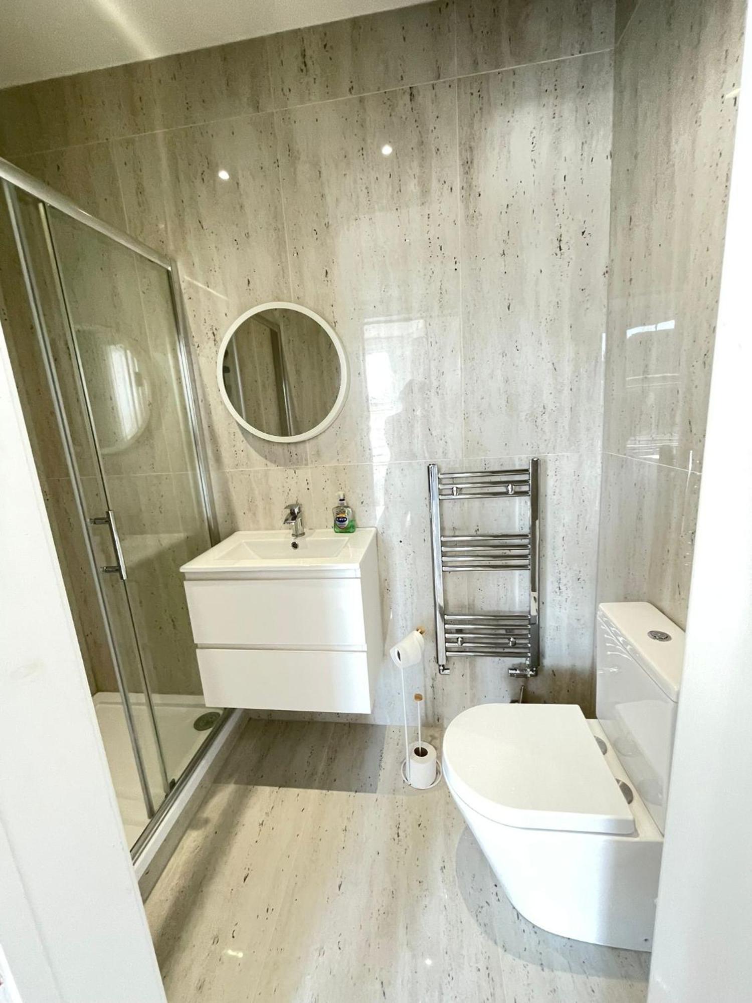 Comfortable Bay Window Stone Private Bathroom Edgware Extérieur photo